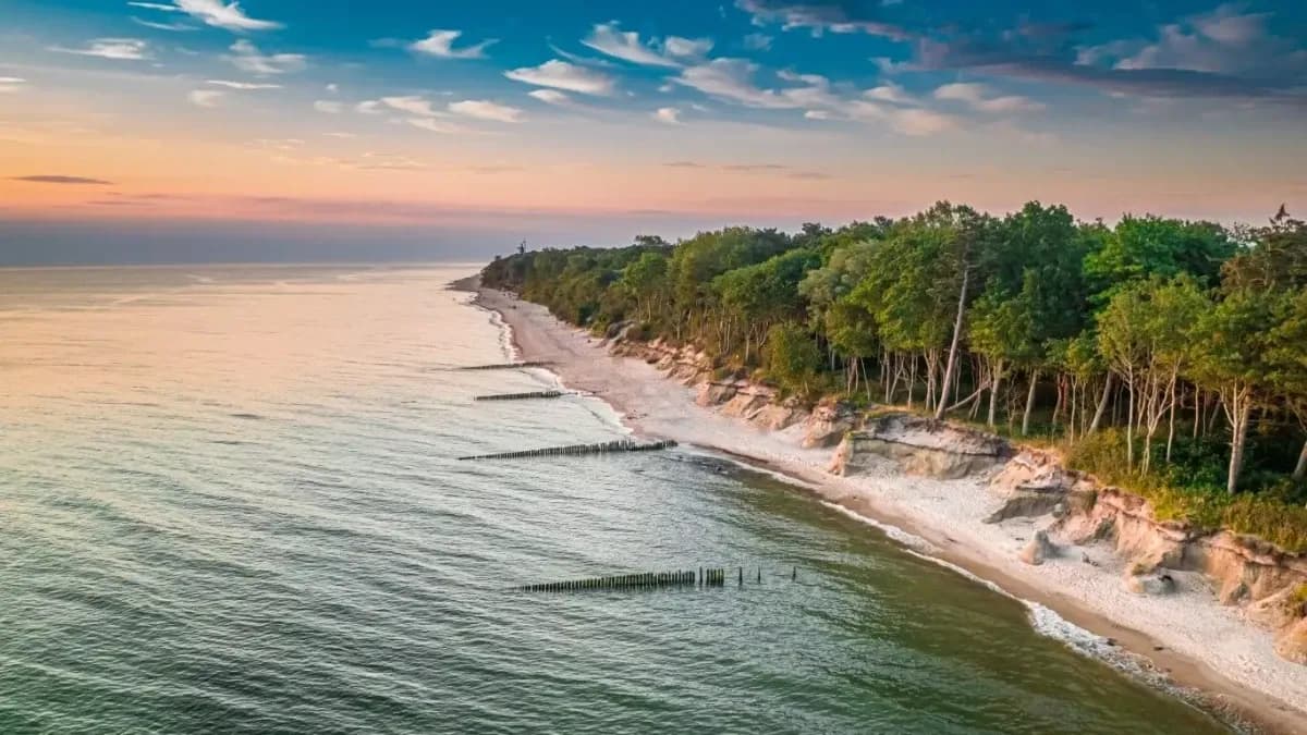 Ile za nocleg nad morzem? Tanie opcje i najlepsze lokalizacje