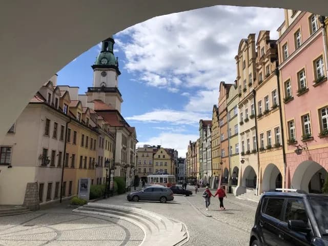Ile mieszkańców ma Jelenia Góra? Zaskakujące dane o populacji